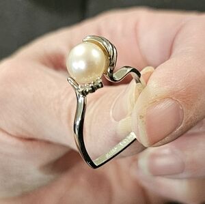 90 - Akimio Womens Platinum Diamond and Pearl size 7 Designer Ring